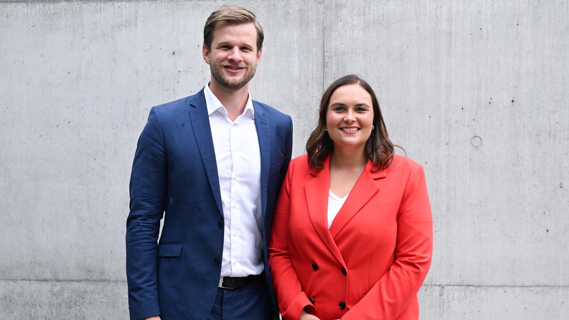 Das junge Duo aus Robin Mesarosch (l) und Isabel Cademartori (r) stehen nach einer Pressekonferenz vor dem Landtag zusammen für ein Foto. 