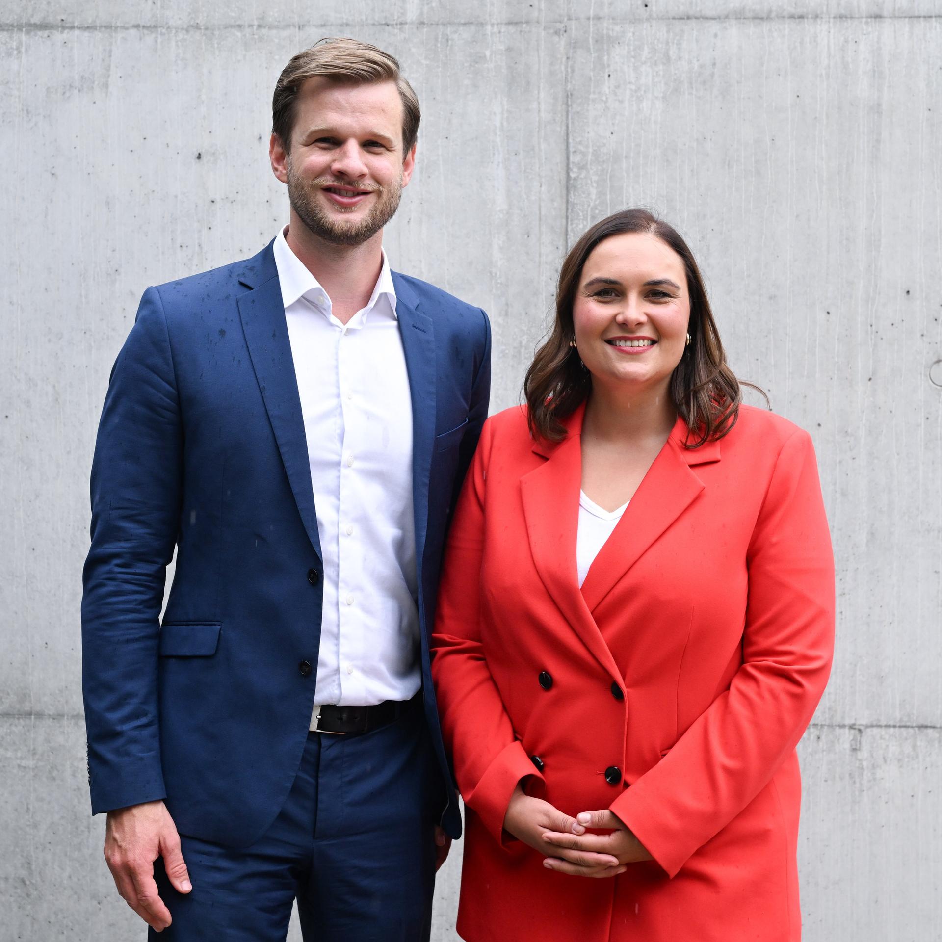 Das junge Duo aus Robin Mesarosch (l) und Isabel Cademartori (r) stehen nach einer Pressekonferenz vor dem Landtag zusammen für ein Foto. 