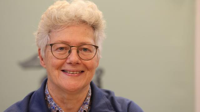 Die französische Physikerin und Nobelpreisträgerin Anne L'Huillier lächelt in die Kamera 
