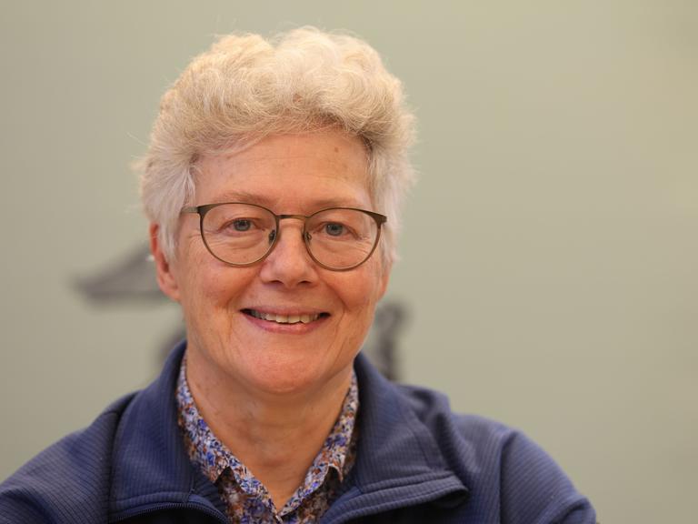 Die französische Physikerin und Nobelpreisträgerin Anne L'Huillier lächelt in die Kamera 
