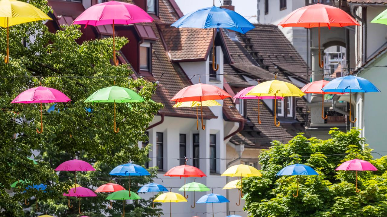 Altstadt in Konstanz, bunte Regenschirme über der Fußgängerzone sorgen in der Innenstadt für Farbtupfer