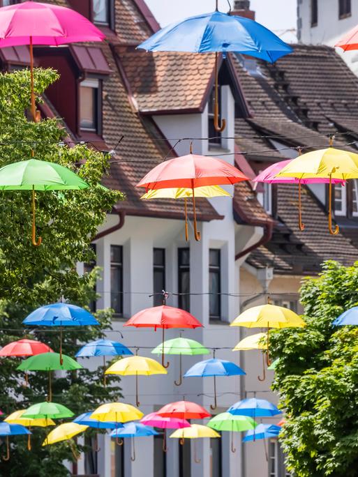 Altstadt in Konstanz, bunte Regenschirme über der Fußgängerzone sorgen in der Innenstadt für Farbtupfer
