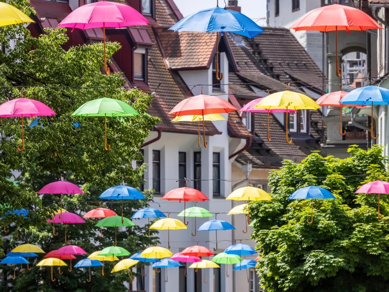 Altstadt in Konstanz, bunte Regenschirme über der Fußgängerzone sorgen in der Innenstadt für Farbtupfer