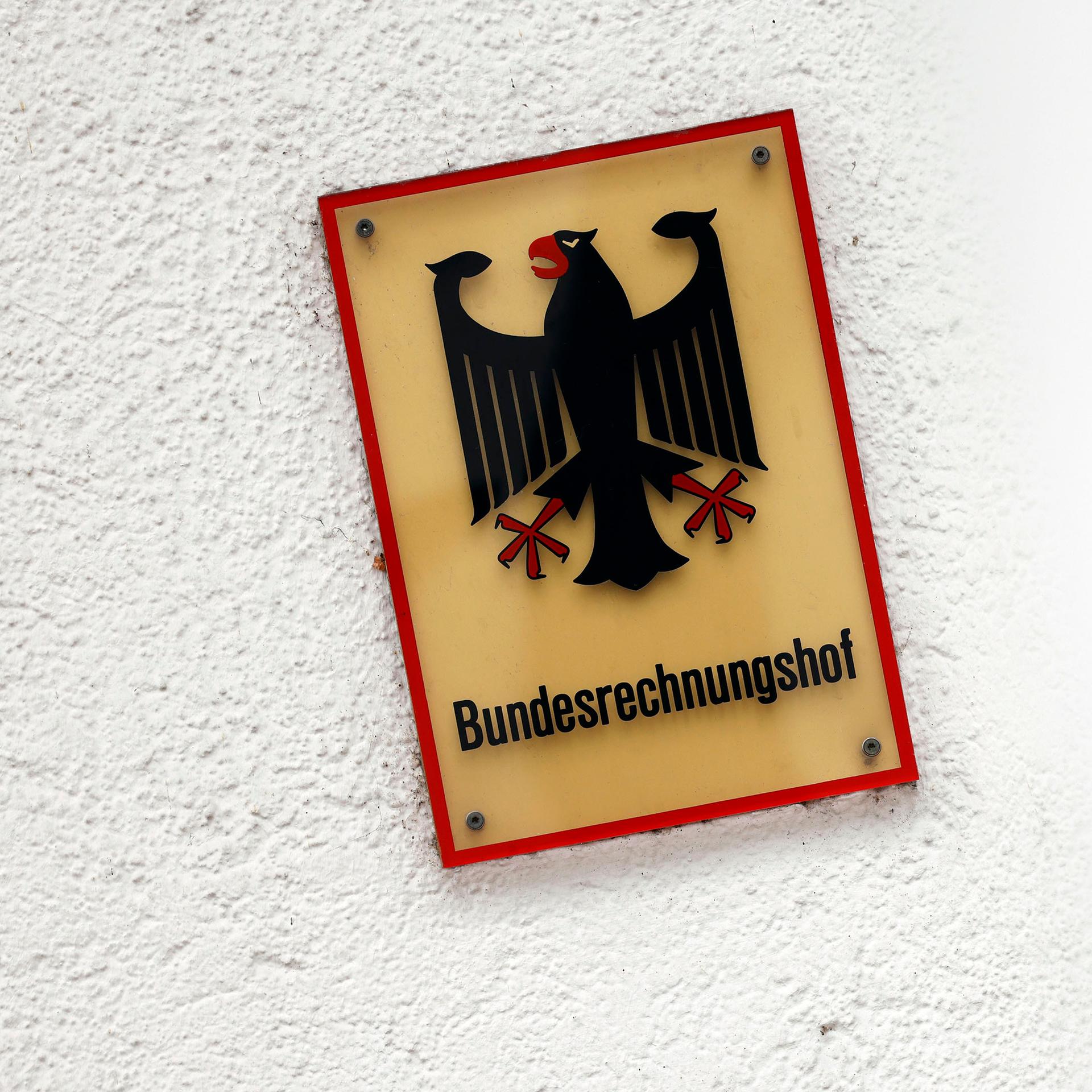 Blick auf das Eingangsschild des Bundesrechnungshofs in Bonn