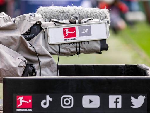 Eine TV-Kamera ist auf ein Spiel in der deutschen Fußball-Bundesliga gerichtet.