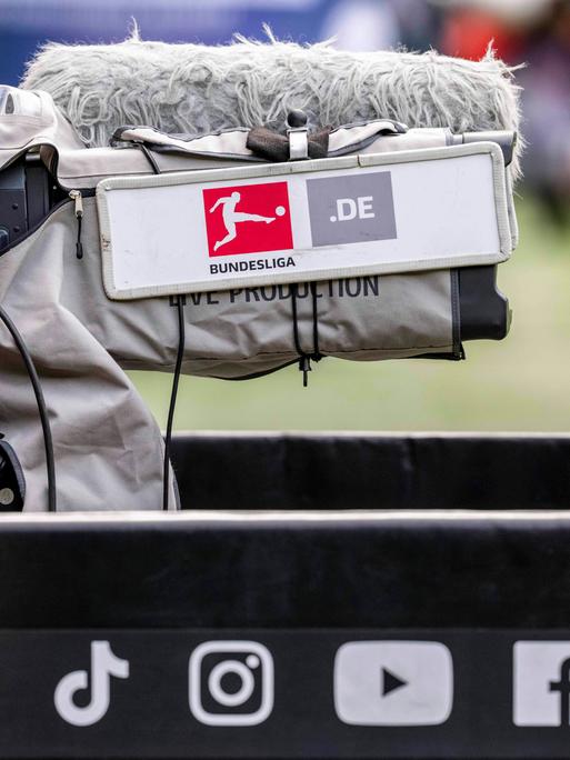 Eine TV-Kamera ist auf ein Spiel in der deutschen Fußball-Bundesliga gerichtet.