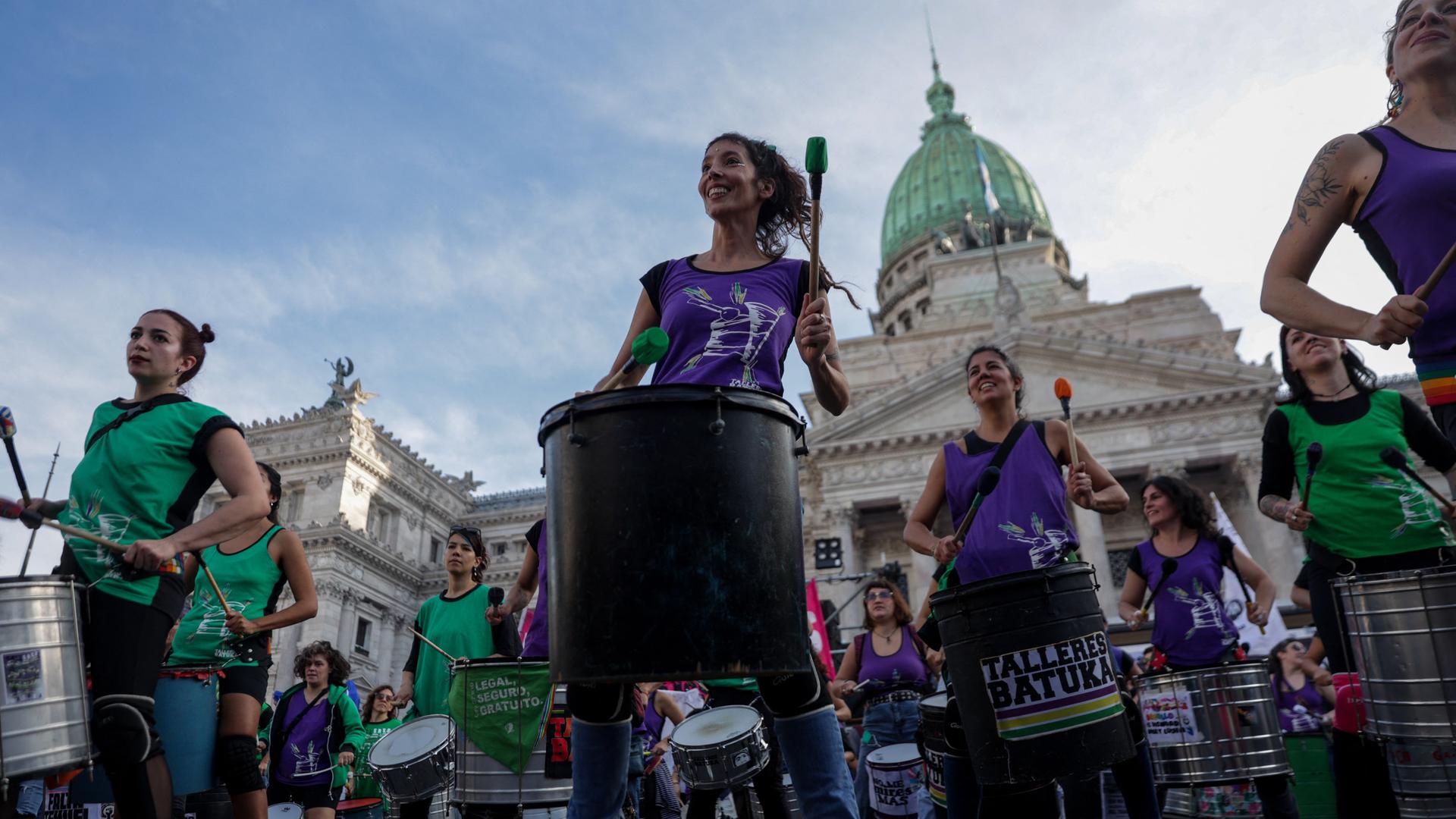 Unter anderem mit Trommeln wird in Argentiniens Hauptstadt Buenos Aires gegen Gewalt gegen Frauen demonstriert. Unter anderem mit Trommeln wird in Argentiniens Hauptstadt Buenos Aires gegen Gewalt gegen Frauen demonstriert.