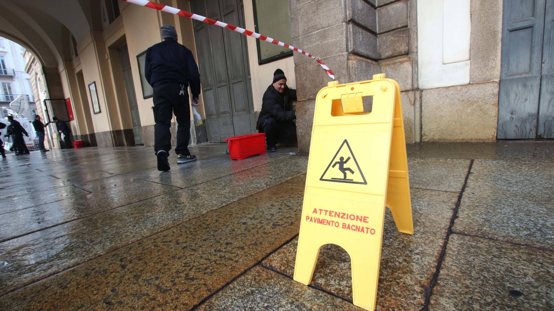 Reinigungskräfte säubern den Eingangsbereich der Scala in Mailand, nachdem Aktivisten der letzten Generation Farbbeutel auf das Gebäude geworfen haben. Reinigungskräfte säubern den Eingangsbereich der Scala in Mailand, nachdem Aktivisten der letzten Generation Farbbeutel auf das Gebäude geworfen haben.