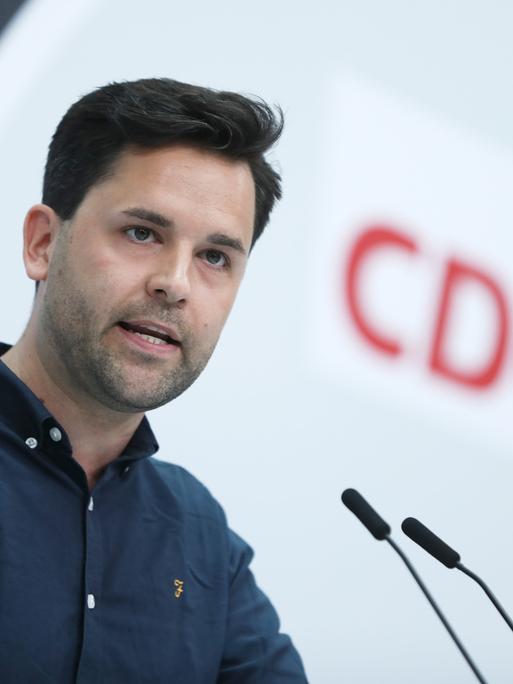 Johannes Winkel, Bundesvorsitzender Junge Union, steht an einem Pult und hält eine Rede