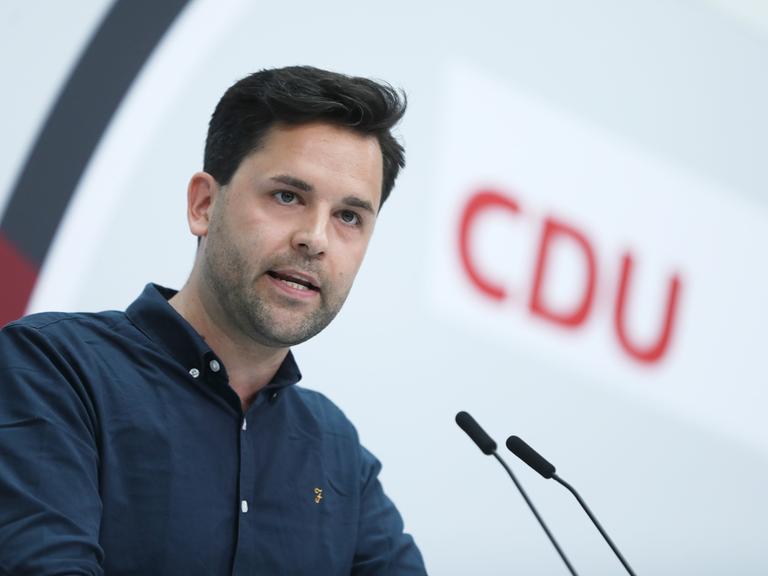 Johannes Winkel, Bundesvorsitzender Junge Union, steht an einem Pult und hält eine Rede