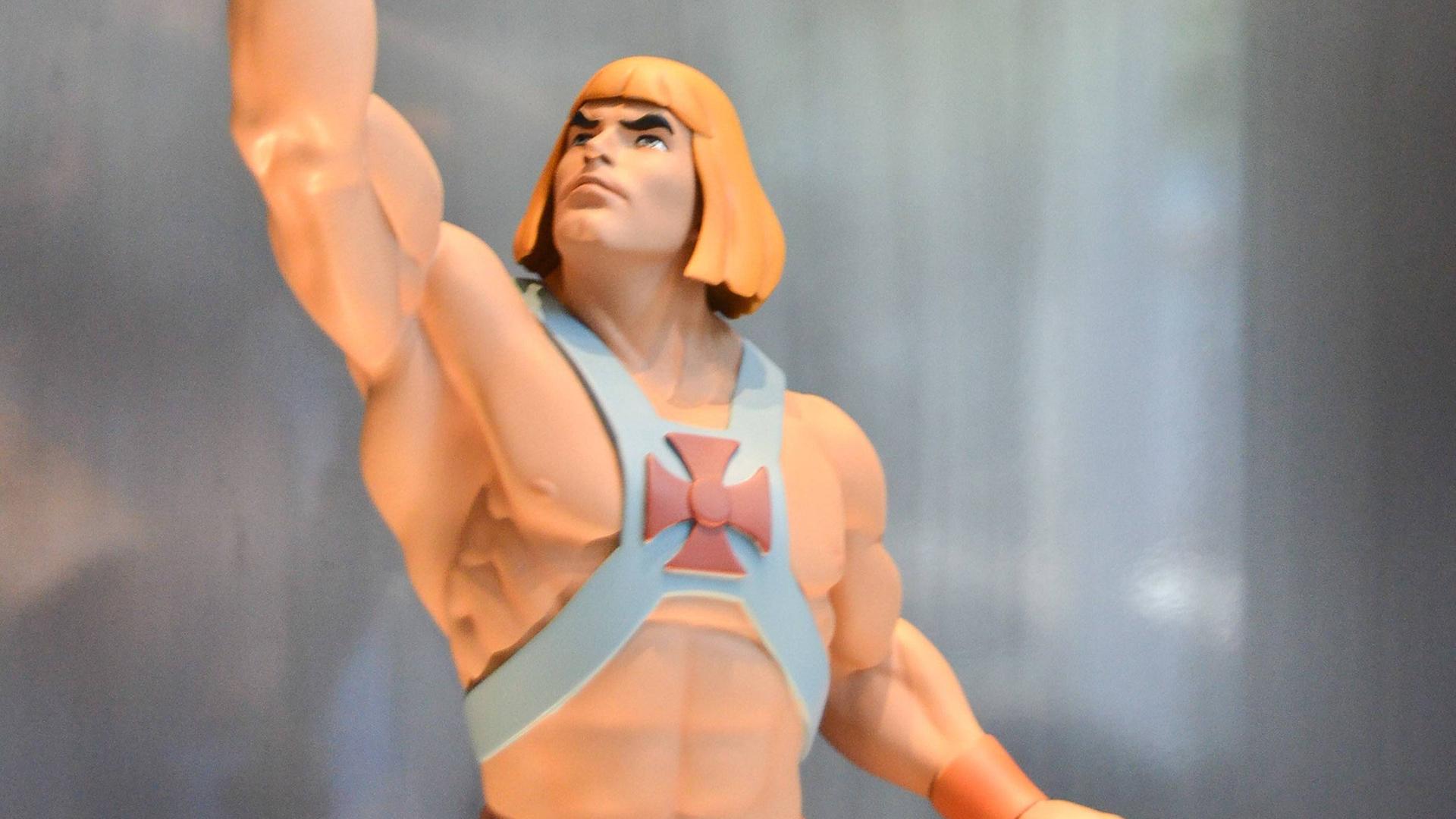 Die He-Man-Actionfigur reckt ihr Schwert in die Höhe.