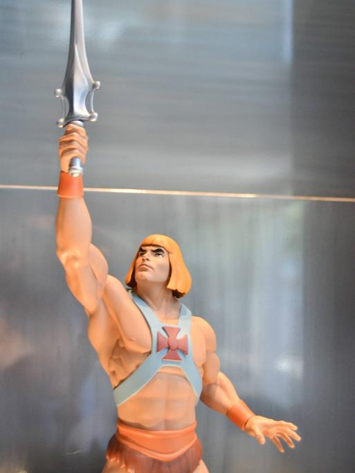 Die He-Man-Actionfigur reckt ihr Schwert in die Höhe.