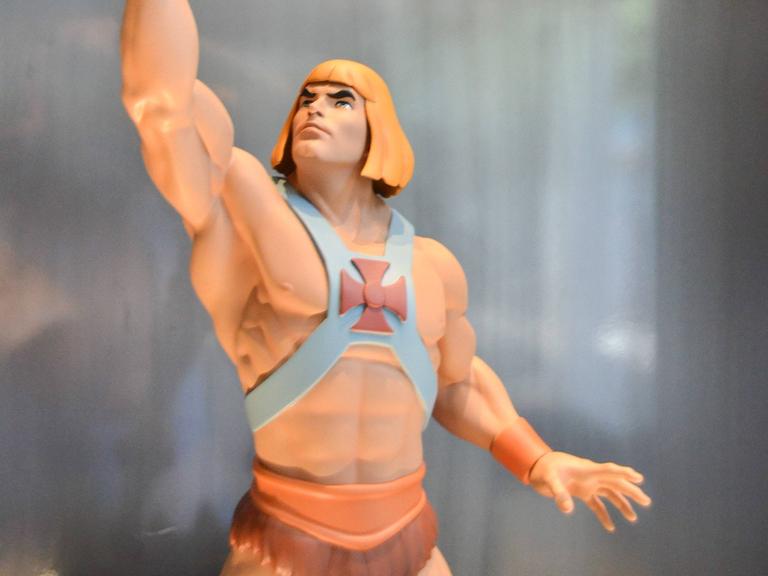 Die He-Man-Actionfigur reckt ihr Schwert in die Höhe.
