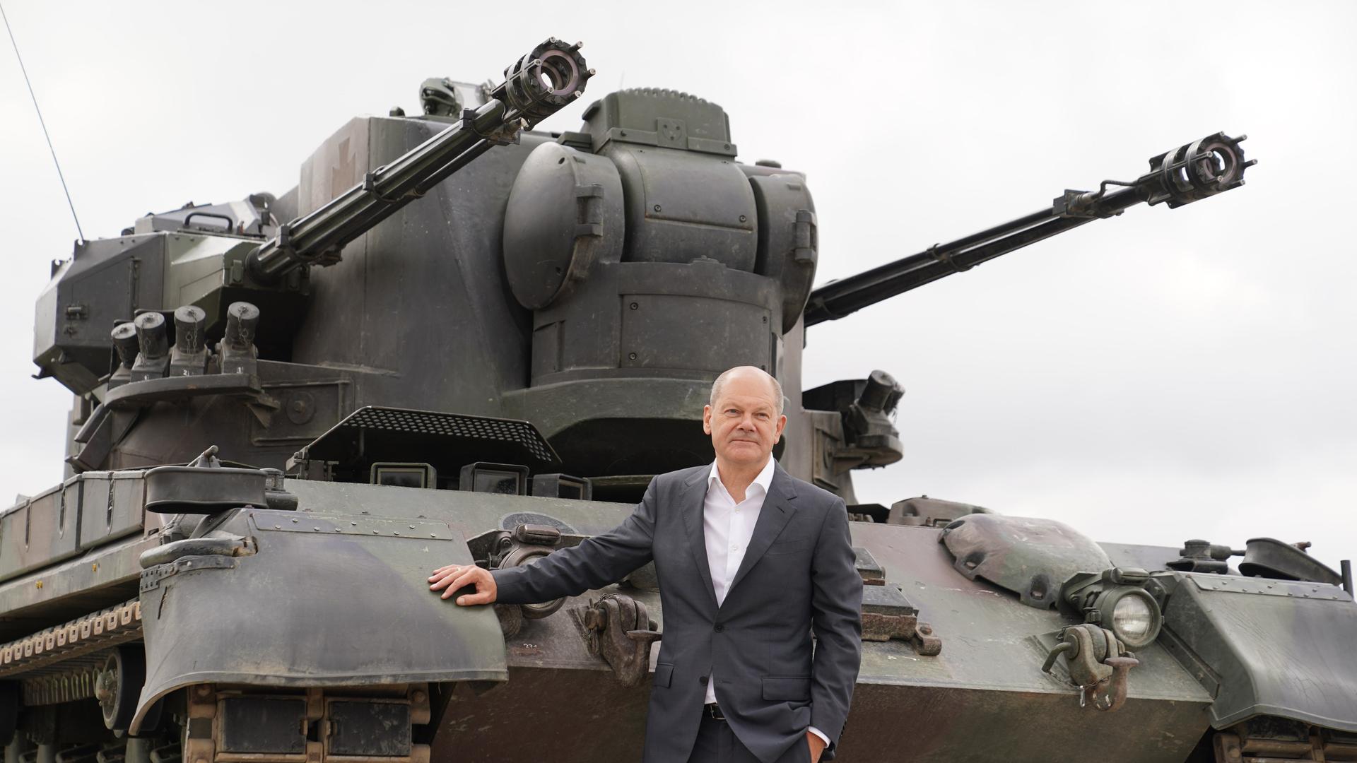 Bundeskanzler Olaf Scholz vor einem Flugabwehrpanzer Gepard, Archivfoto Bundeskanzler Olaf Scholz vor einem Flugabwehrpanzer Gepard, Archivfoto