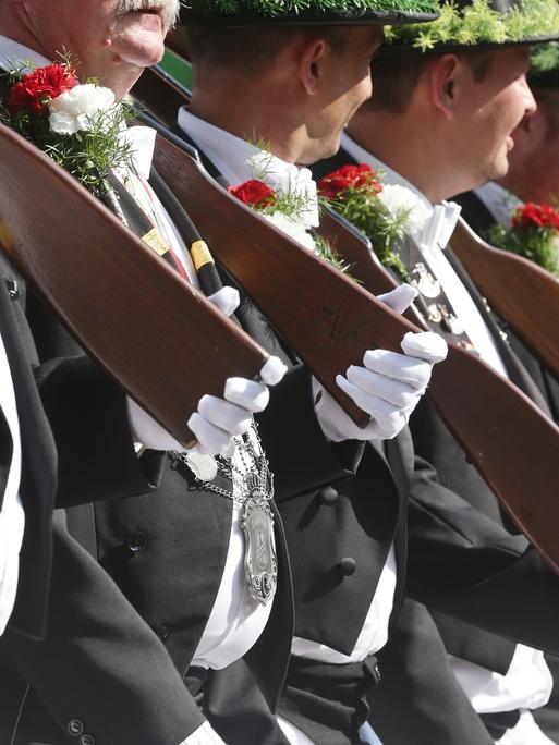 Schützen in Uniformen marschieren 2019 beim Neusser Schützenfest. 