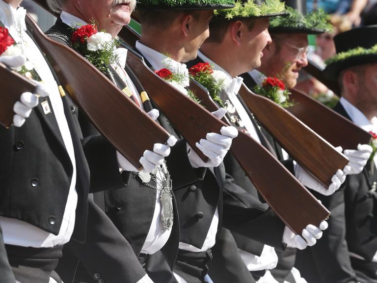 Schützen in Uniformen marschieren 2019 beim Neusser Schützenfest. 