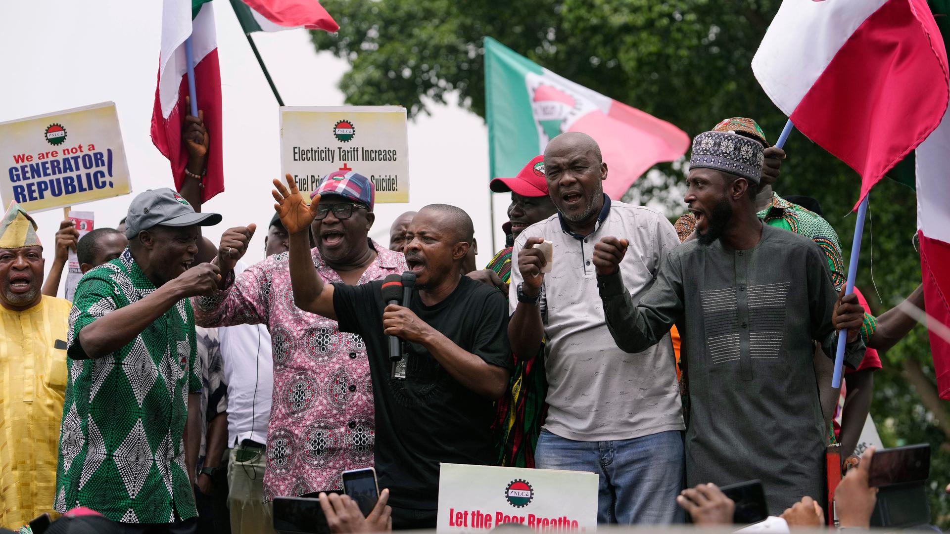 Der Präsident des Nigerianischen Arbeiterkongresses, Joe Ajaero spricht bei einer Protestkundgebung.