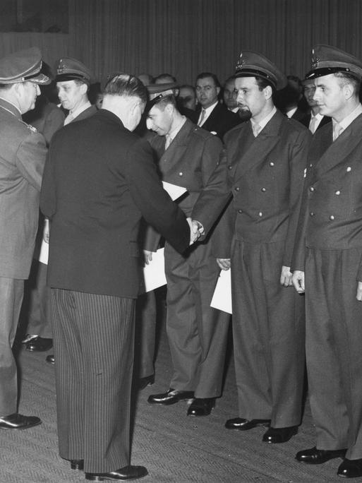 Gründung der Bundeswehr am 12. November 1955: Ernennung der ersten 100 freiwilligenSoldaten in Bonn. Bundesverteidigungsminister Theodor Blank überreicht die Ernennungsurkunden.
