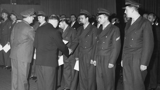 Gründung der Bundeswehr am 12. November 1955: Ernennung der ersten 100 freiwilligenSoldaten in Bonn. Bundesverteidigungsminister Theodor Blank überreicht die Ernennungsurkunden. Gründung der Bundeswehr am 12. November 1955: Ernennung der ersten 100 freiwilligenSoldaten in Bonn. Bundesverteidigungsminister Theodor Blank überreicht die Ernennungsurkunden.