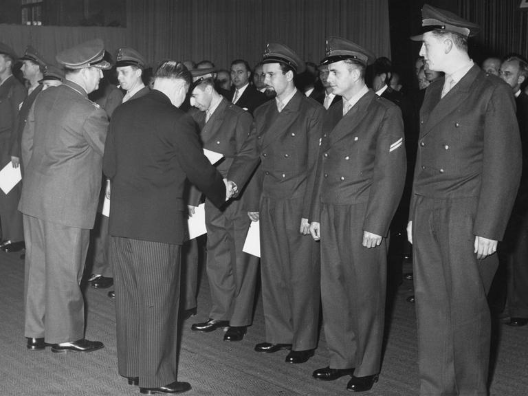 Gründung der Bundeswehr am 12. November 1955: Ernennung der ersten 100 freiwilligenSoldaten in Bonn. Bundesverteidigungsminister Theodor Blank überreicht die Ernennungsurkunden.