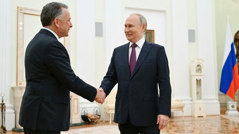 Der US-Sondergesandter Witkoff und Russlands Staatschef Putin schütteln bei einem Treffen in Moskau die Hände.