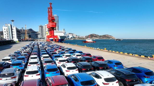 Hunderte Elektroautos stehen auf einem Kai in Lianyungang, in der Jiangsu Provinz in China und warten darauf, auf ein Schiff verladen zu werden.
