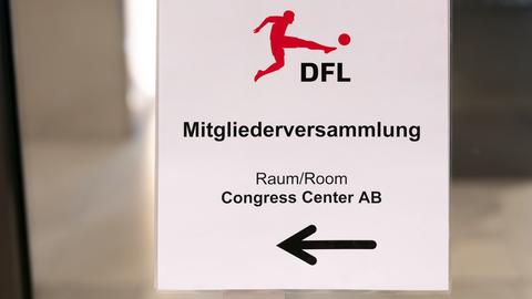 Blick auf ein Hinweisschild zur DFL-Mitgliederversammlung.