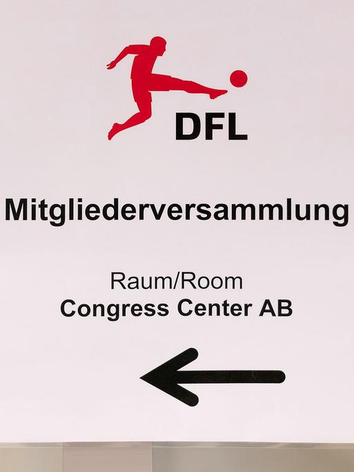 Blick auf ein Hinweisschild zur DFL-Mitgliederversammlung.