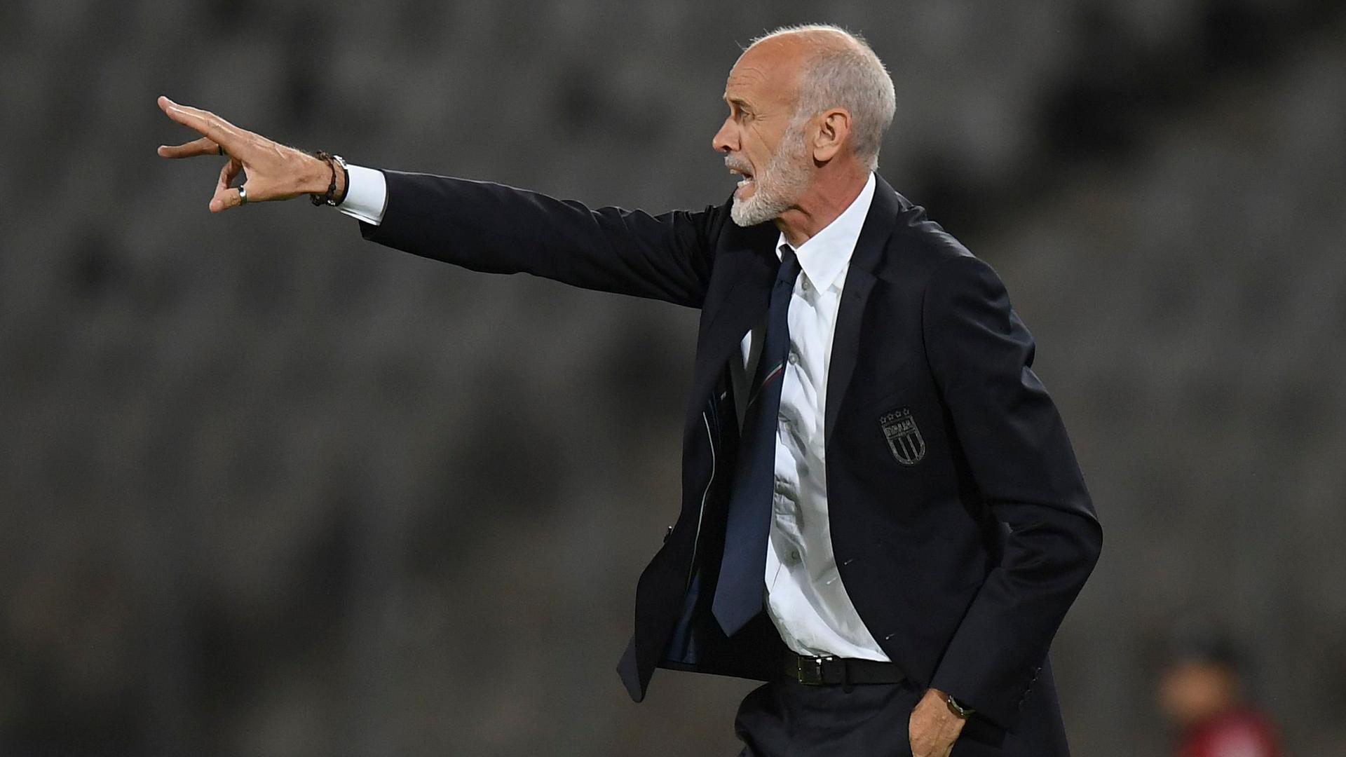 Der Italiener Paolo Nicolato gibt auf dem Fußballplatz Anweisungen.