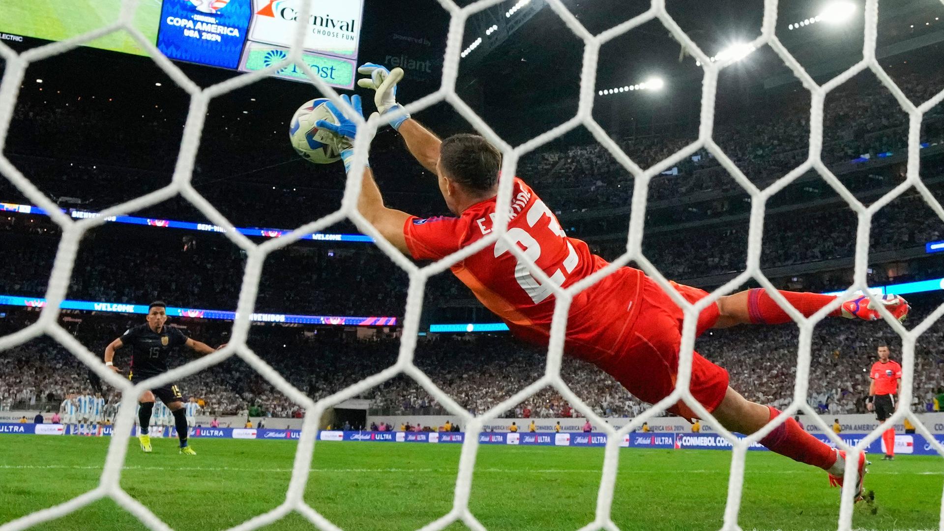 Argentiniens Torhüter Emiliano Martinez stoppt einen Strafstoß von Ecuadors Angel Mena während des Elfmeterschießens im Viertelfinale der Copa America.