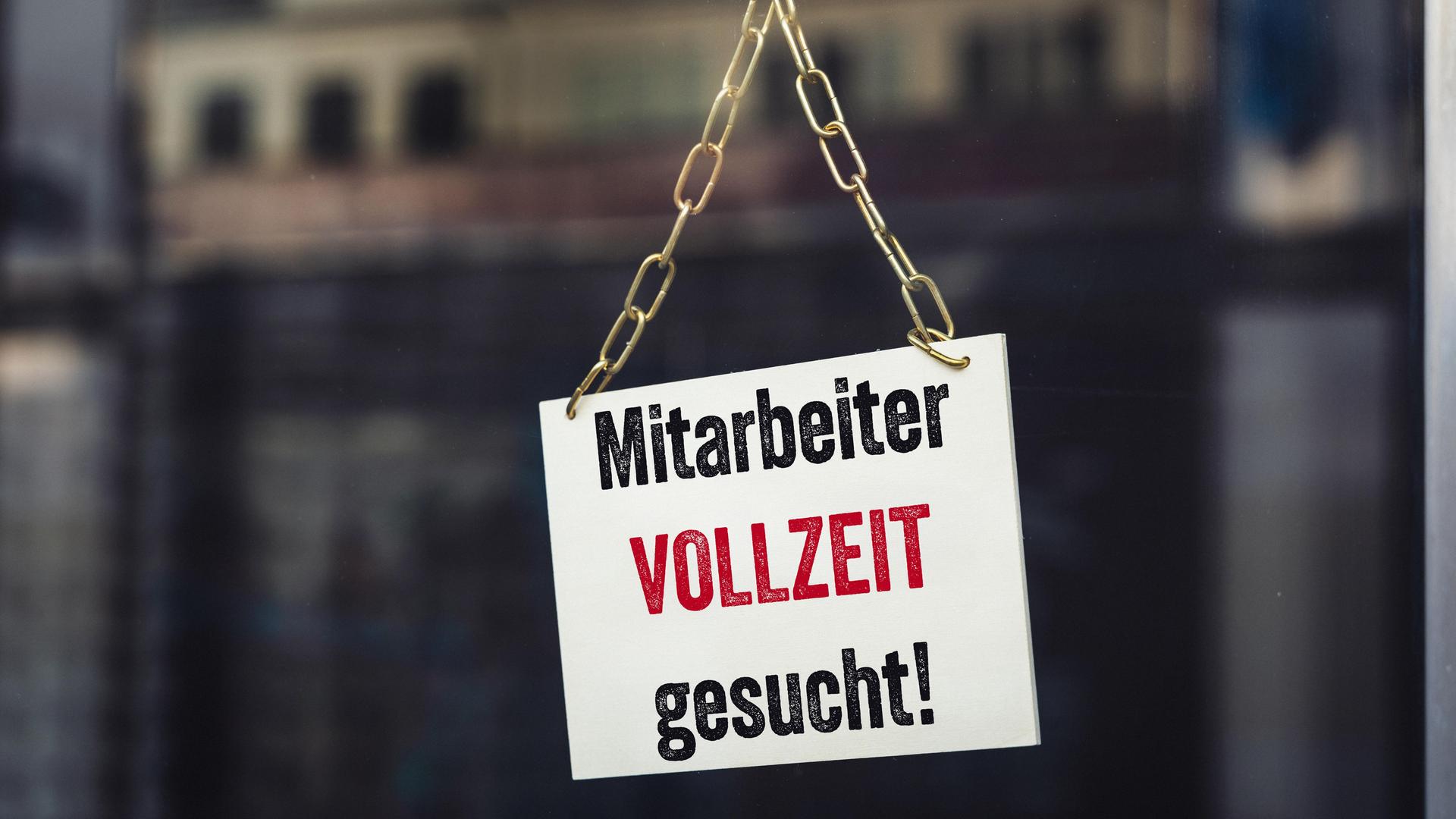 Schild an der Türe von einem Geschäft mit Aufschrift: Mitarbeiter VOLLZEIT gesucht!