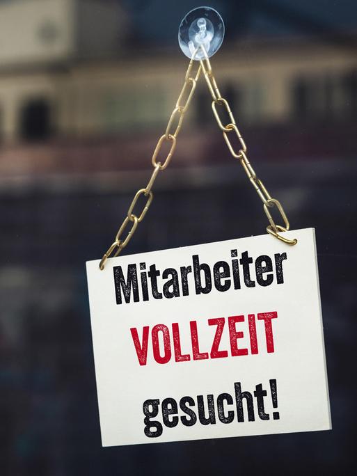 Schild an der Türe von einem Geschäft mit Aufschrift: Mitarbeiter VOLLZEIT gesucht!