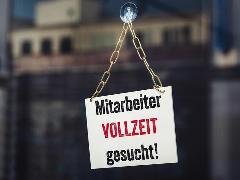 Schild an der Türe von einem Geschäft mit Aufschrift: Mitarbeiter VOLLZEIT gesucht!