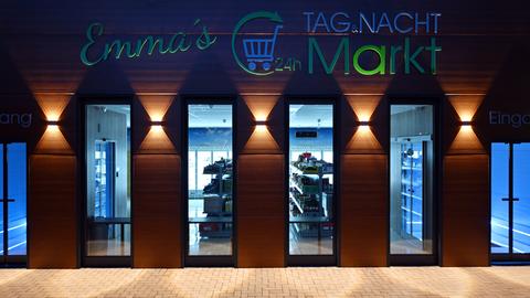 "Emmas Tag & Nacht Markt" steht über den Fenstern eines 24-Stunden-Dorfladens.