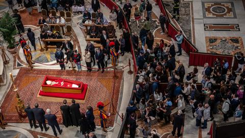 Der Leichnam von Papst Franziskus liegt aufgebahrt im Petersdom. 