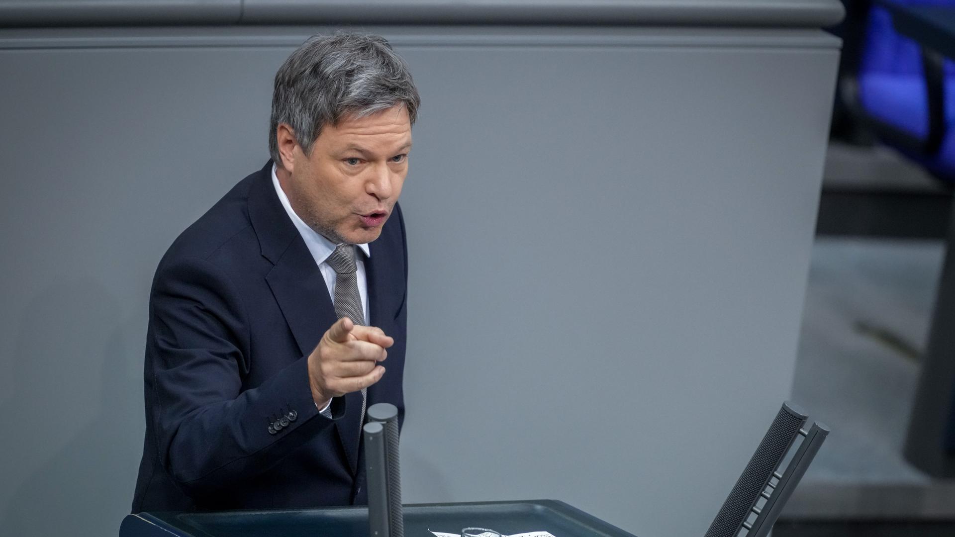 Robert Habeck (Bündnis 90/Die Grünen), Bundesminister für Wirtschaft und Klimaschutz, gibt im Plenum des Bundestags im Reichstagsgebäude eine Regierungserklärung ab. 