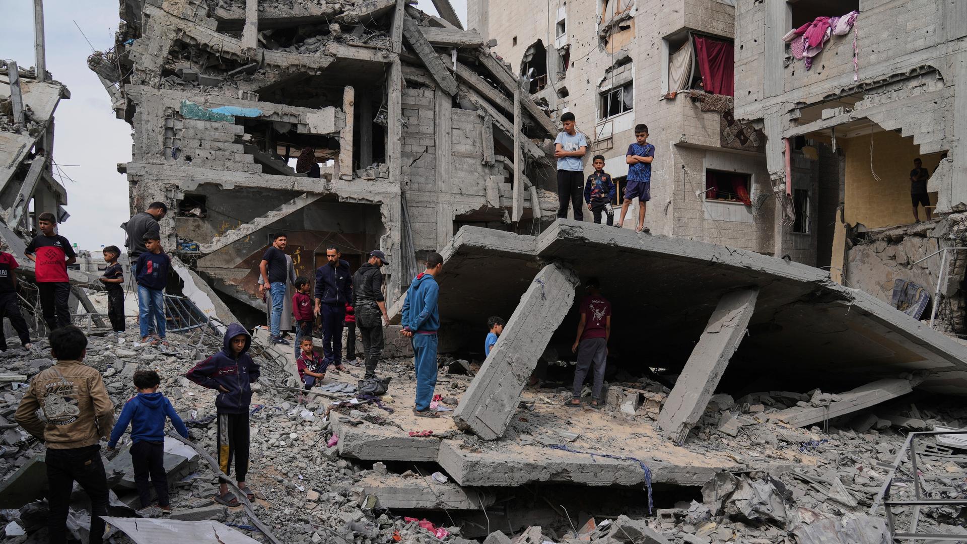 Palästinenser blicken auf die Trümmer des durch israelische Luftangriffe zerstörten Hauses in Chan Junis, Gazastreifen. Palästinenser blicken auf die Trümmer des durch israelische Luftangriffe zerstörten Hauses in Chan Junis, Gazastreifen.