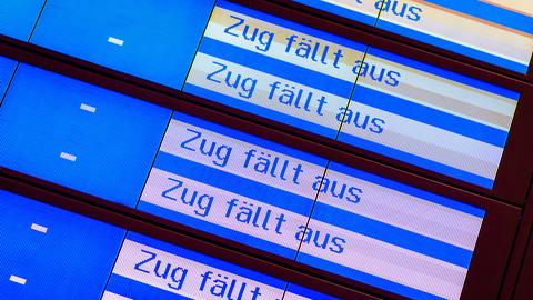 "Zug fällt aus" ist auf einer Anzeige im Hauptbahnhof Hannover am frühen Morgen mehrfach zu lesen.