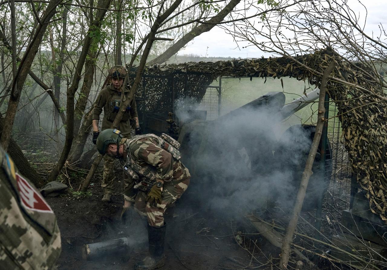 Ukrainische Soldaten feuern eine Kanone in der Nähe von Bachmut ab