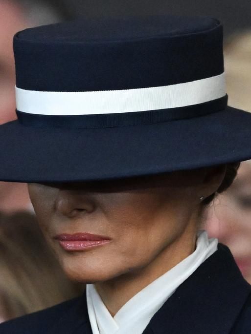 Melania Trump trägt einen grossen Hut der ihr Gesicht verdeckt, bei der Amtseinführung von Donald Trump am 20. Januar 2025 in Washington DC, USA.