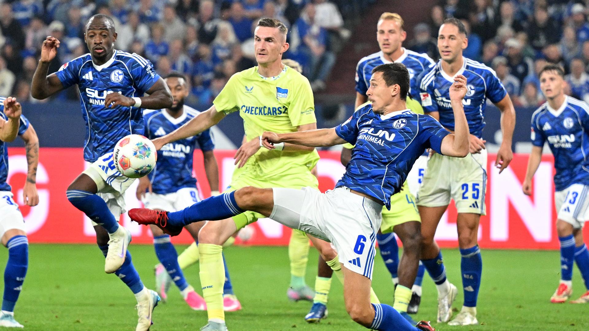 Schalkes Ron Schallenberg (r) und Berlins Niklas Kolbe kämpfen um den Ball.