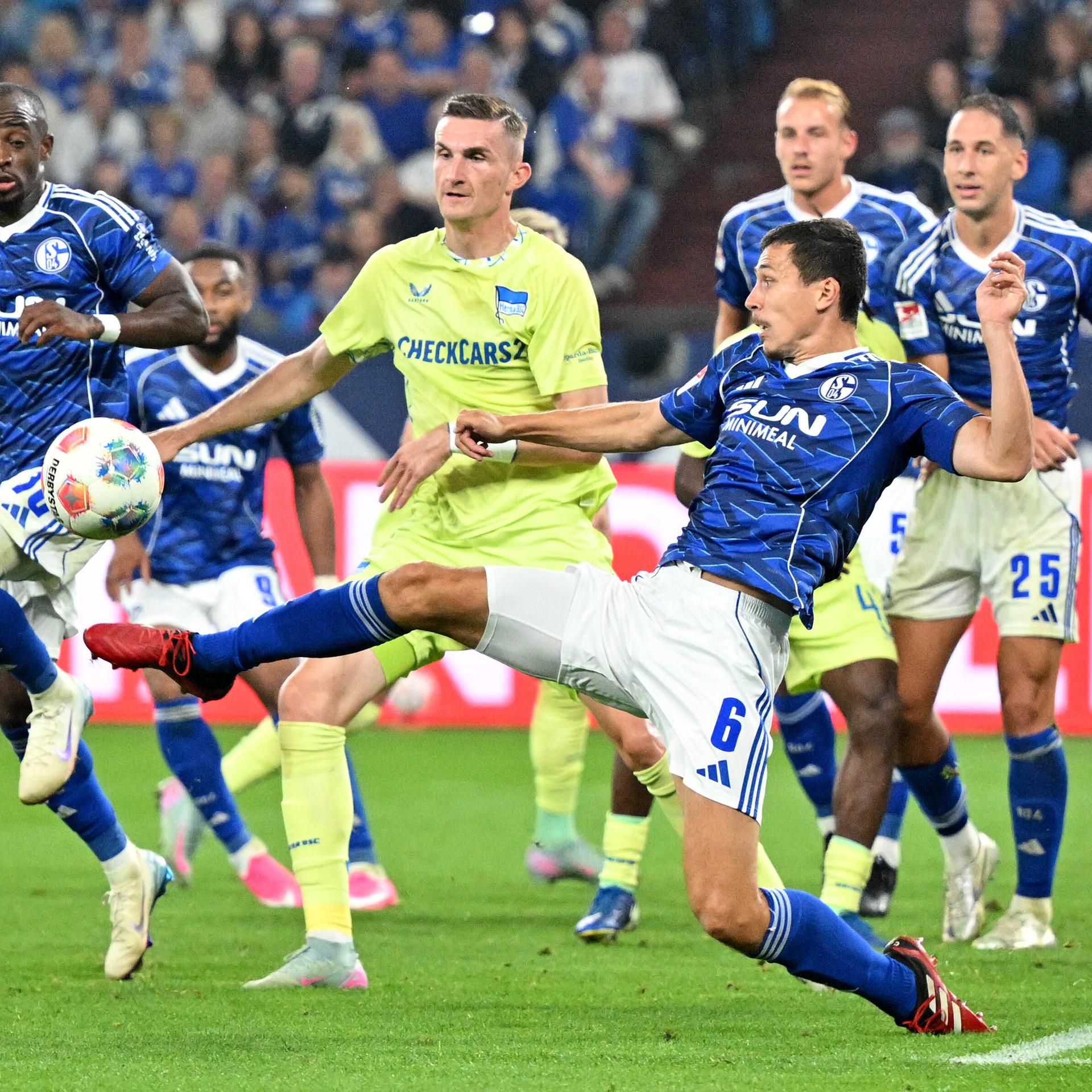 Fußball - Zweite Liga: Schalke besiegt Berlin im Eröffnungsspiel