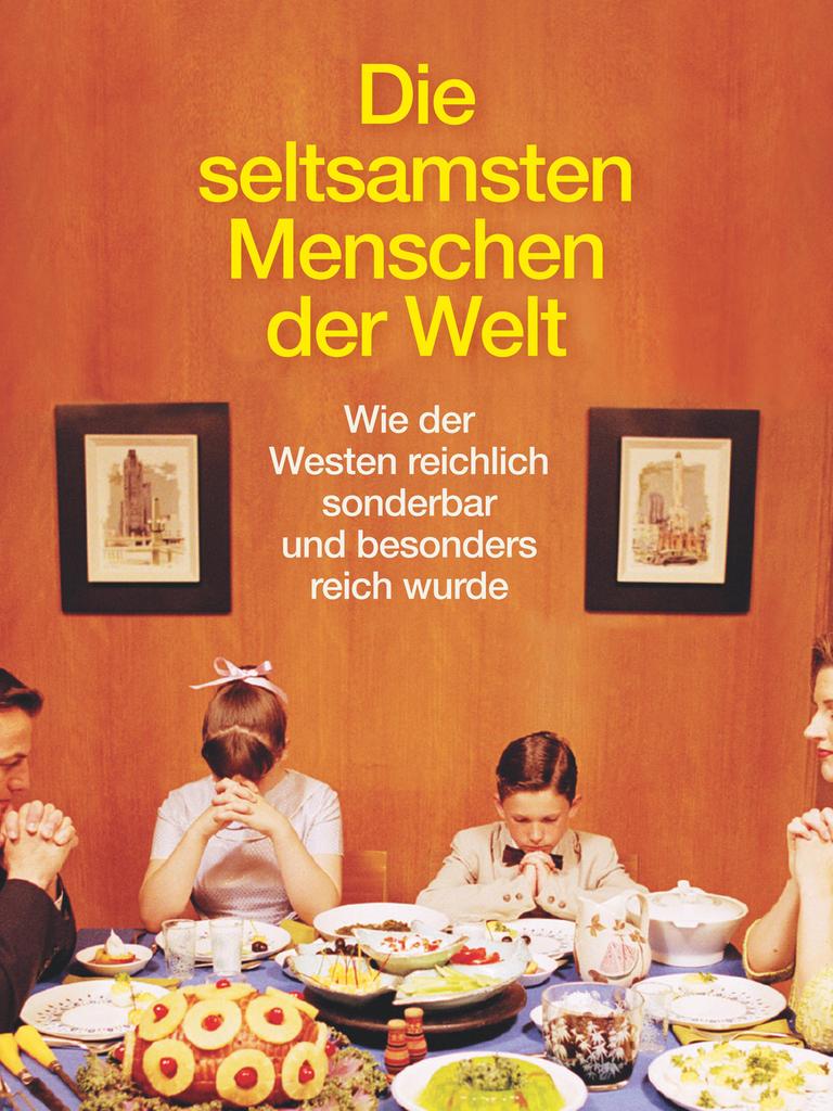 Cover des Buchs "Die seltsamsten Menschen der Welt" von Joseph Henrich. Es zeigt ein historisches Foto einer weißen Familie mit einem Sohn und einer Tochter. Die Familie ist festlich angezogen, sitzt an einem festlich gedeckten Tisch und ist gerade ins Tischgebet vertieft. (Bildrechte Cover: Suhrkamp)