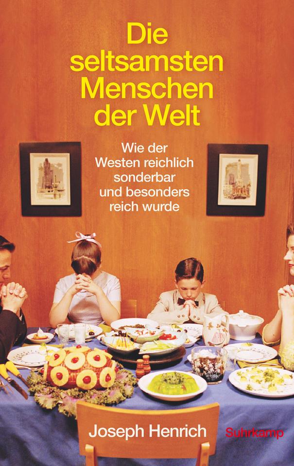 Cover des Buchs "Die seltsamsten Menschen der Welt" von Joseph Henrich. Es zeigt ein historisches Foto einer weißen Familie mit einem Sohn und einer Tochter. Die Familie ist festlich angezogen, sitzt an einem festlich gedeckten Tisch und ist gerade ins Tischgebet vertieft. (Bildrechte Cover: Suhrkamp)