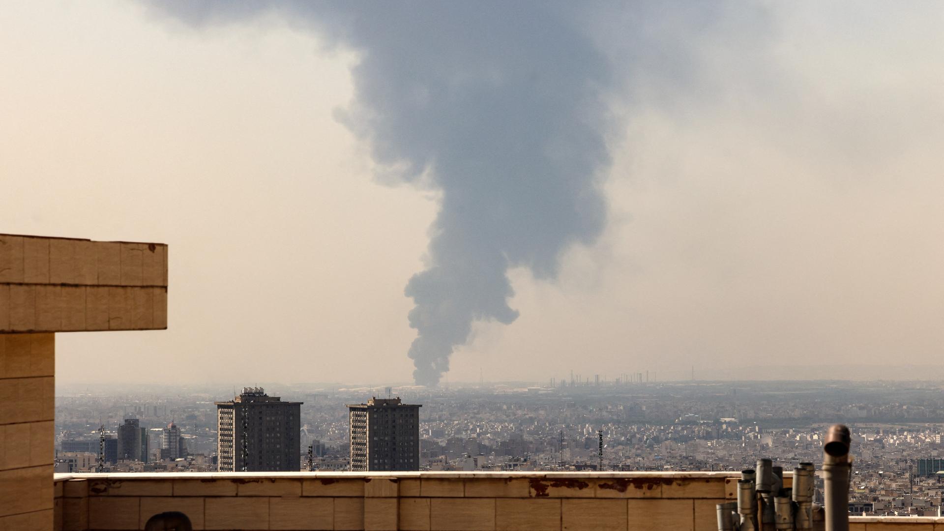 Rauch steigt über einer Ölraffinerie im Süden von Teheran auf, nachdem sie Ziel eines nächtlichen israelischen Luftangriffs geworden ist.