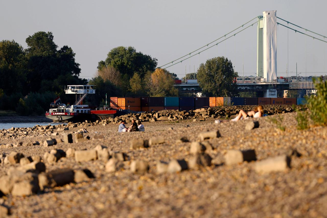 Der Rhein bei bei Köln bei starkem Niedrigwasser. Mitte August ist der Rheinpegel auf 82 cm gefallen und fällt weiter. 