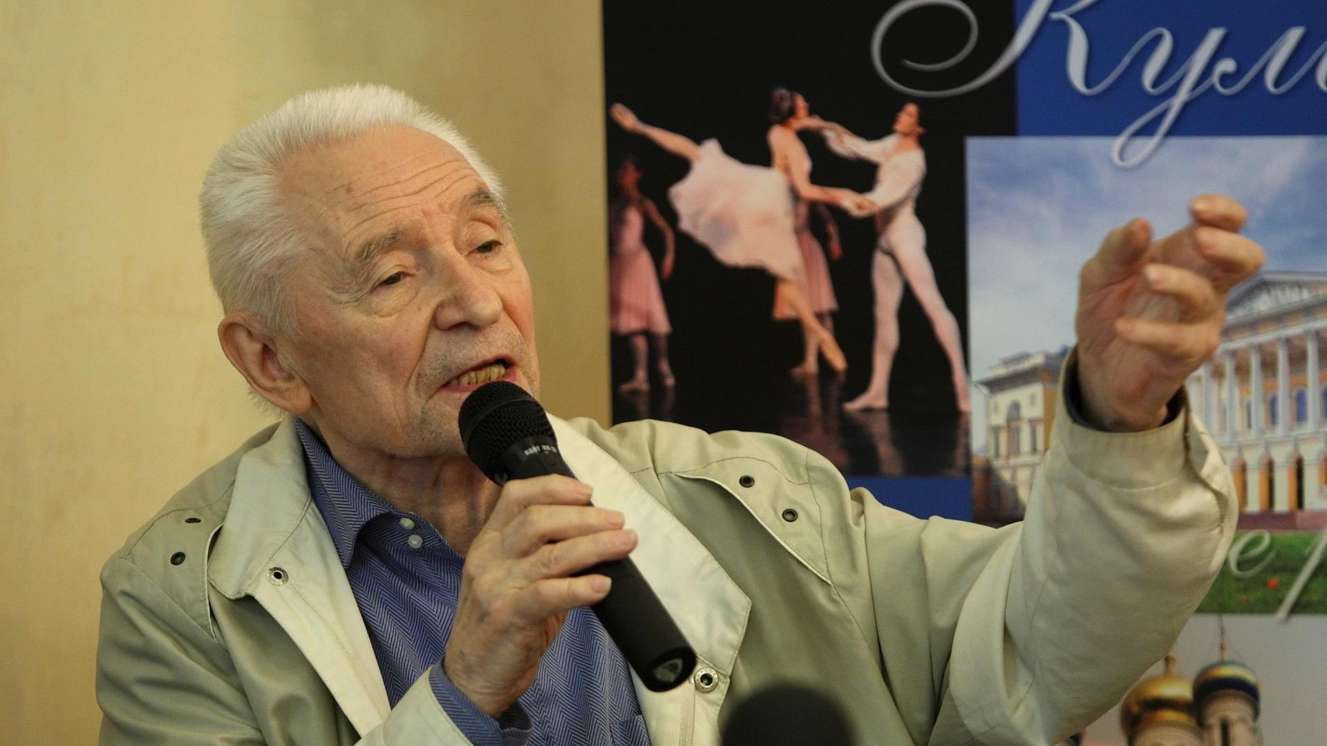 Juri Grigorowitsch, russischer Choreograf und Präsident der Jury des Internationalen Ballettpreises "Benois de la Danse", nimmt an einer Pressekonferenz in Moskau, Russland, am 23. Mai 2011 teil. Juri Grigorowitsch, russischer Choreograf und Präsident der Jury des Internationalen Ballettpreises "Benois de la Danse", nimmt an einer Pressekonferenz in Moskau, Russland, am 23. Mai 2011 teil.