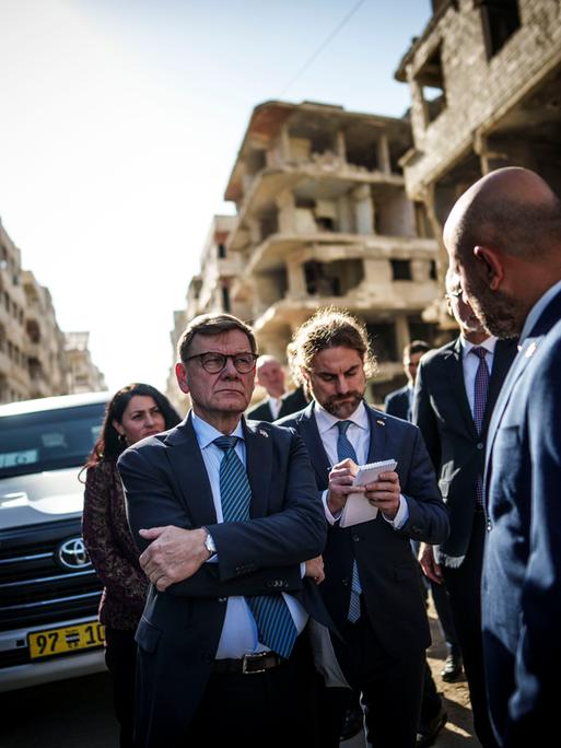 Bundesaußenminister Johann Wadephul (CDU) vor zerstörten Gebäuden in der Stadt Harasta, zusammen mit dem Minister für Katastrophenschutz der Arabischen Republik Syrien, Raed Saleh. Bundesaußenminister Johann Wadephul (CDU) vor zerstörten Gebäuden in der Stadt Harasta, zusammen mit dem Minister für Katastrophenschutz der Arabischen Republik Syrien, Raed Saleh.
