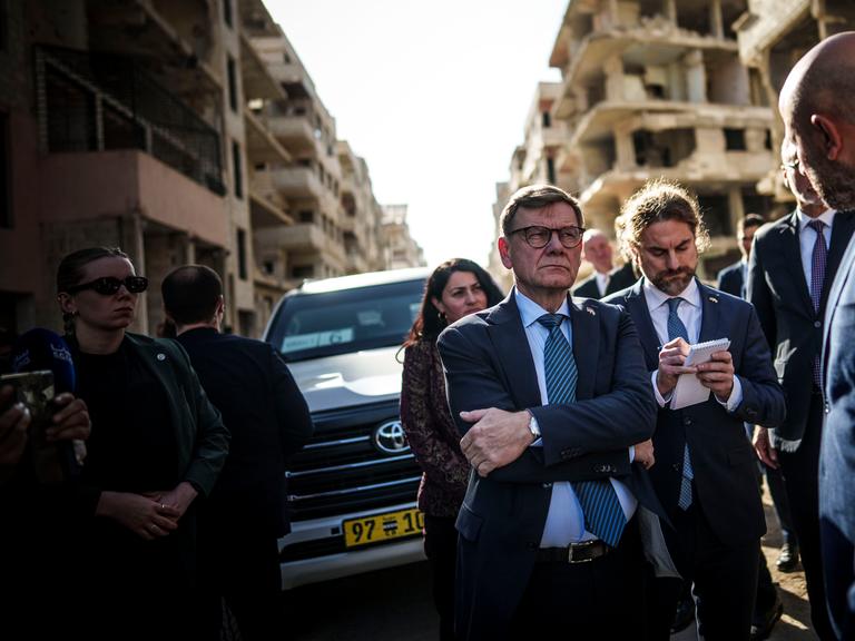 Bundesaußenminister Johann Wadephul (CDU) vor zerstörten Gebäuden in der Stadt Harasta, zusammen mit dem Minister für Katastrophenschutz der Arabischen Republik Syrien, Raed Saleh. Bundesaußenminister Johann Wadephul (CDU) vor zerstörten Gebäuden in der Stadt Harasta, zusammen mit dem Minister für Katastrophenschutz der Arabischen Republik Syrien, Raed Saleh.