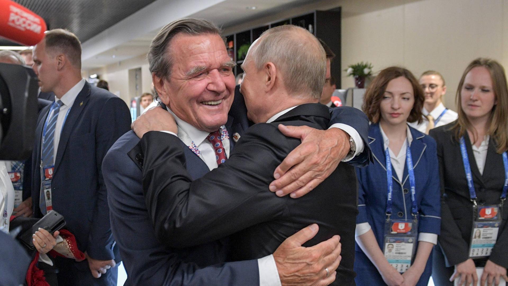 14, Juni 2018, der russische Präsident Wladimir Putin umarmt Ex-Bundeskanzler Gerhard Schröder